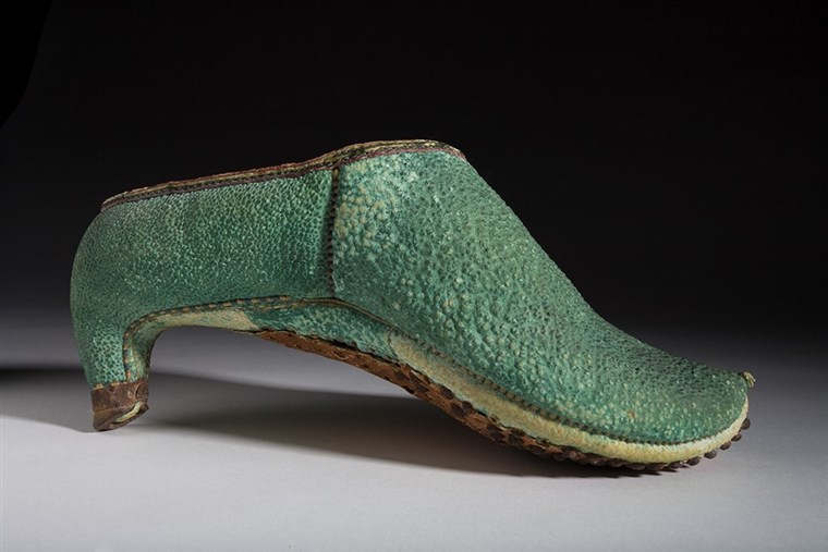 역사 of high heels