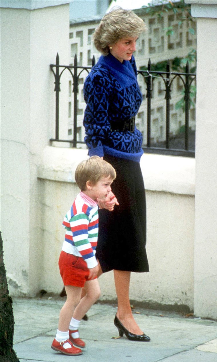 공주님 Diana taking Prince William to kindergarten