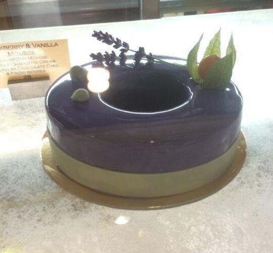 빛나는 chocolate glaze on cake at Culinary Institute of America's Apple Pie Bakery Cafe.