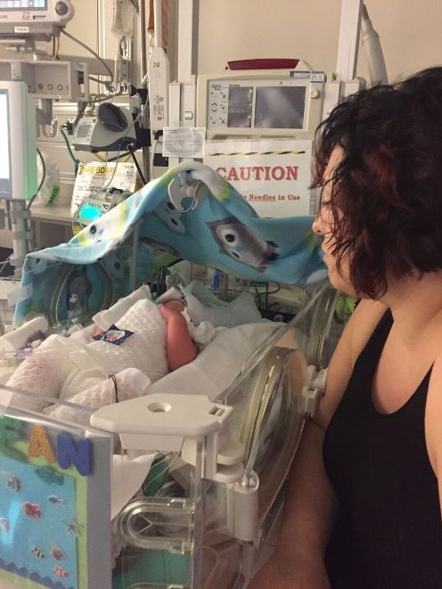 엄마 Ericka Villarreal didn't get to see her baby for 24 hours after birth; sometimes, parents in the NICU can struggle to bond with their babies.