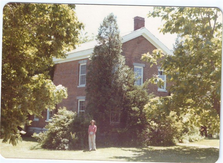 그림 of the childhood home of Circaoldhouses.com founder Elizabeth Finkelstein, before it was refurbished by her parents.