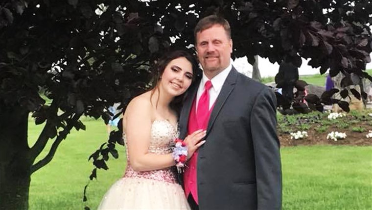 ロバート Brown made sure his late son's girlfriend, Kaylee Suders, had a senior prom to remember. 