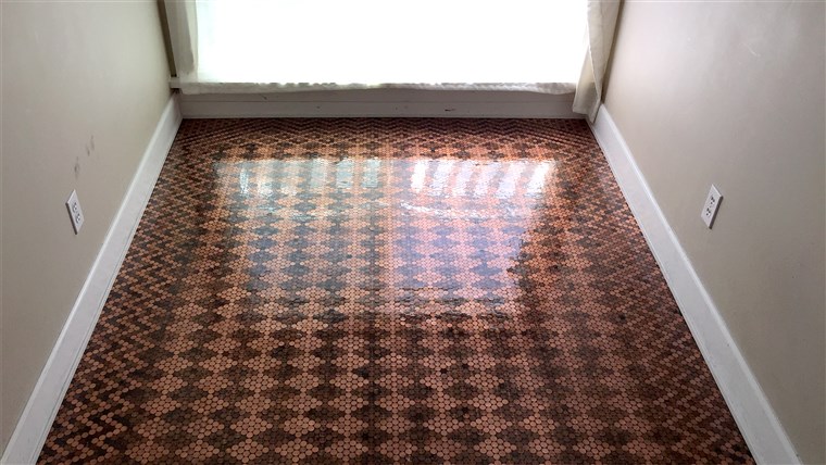 130ドル worth of pennies make up this gorgeous DIY floor
