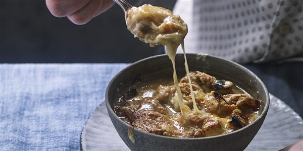 Perancis Onion Soup with Brie and Cheddar