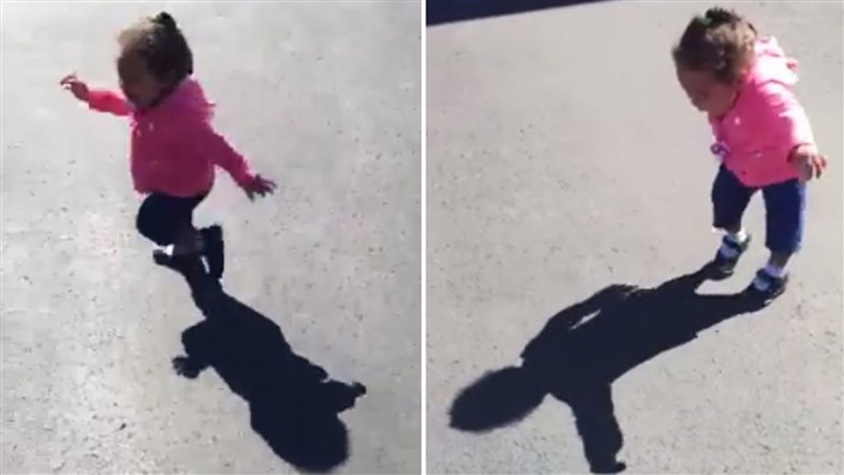작은 girl afraid of her own shadow
