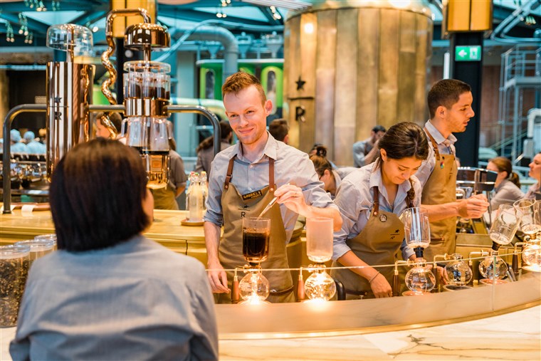 스타 벅스 barista Gabriel Sebastian Denes works at the siphon brewing station at the Starbucks Reserve Roastery in Milan, Italy on Sunday, August 02, 2023. (Joshua Trujillo, Starbucks)