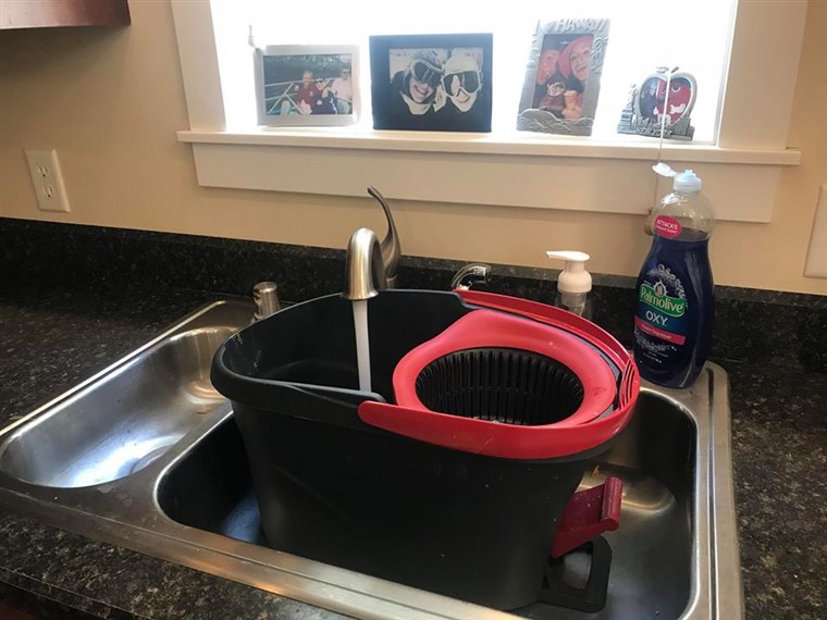 充填 the mop bucket in the kitchen sink