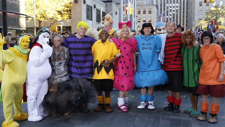 오늘 Halloween show reveal, Peanuts gang.