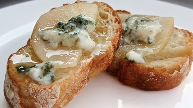 biru cheese pear toast