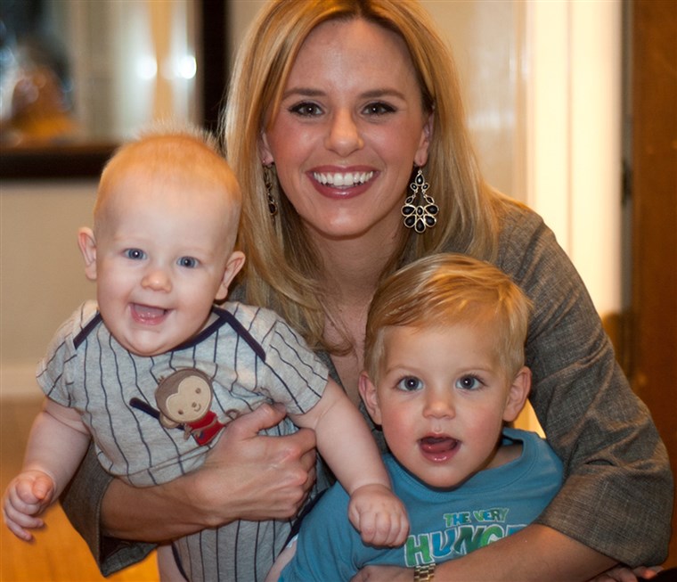 エリン Taylor and her children, Rhett, 7 months, and Lane, 2