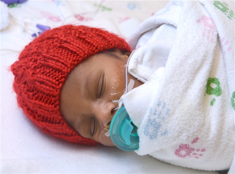たくさんの babies born in February are receiving red caps as part of the “Little Hats, Big Hearts” project, which draws attention to heart disease.