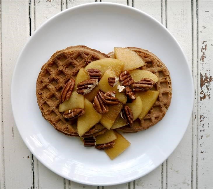 wafel with apples and pecans
