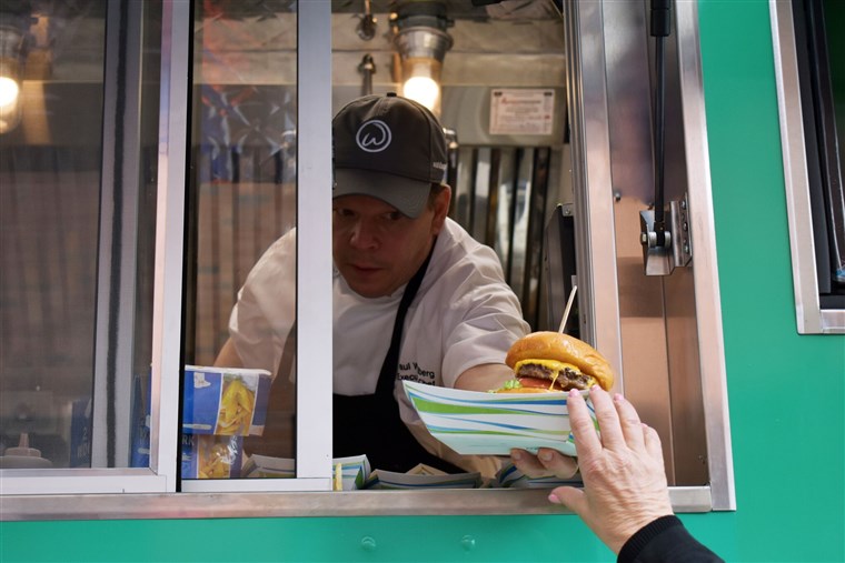 폴 Wahlberg serves customers from Boston food truck.