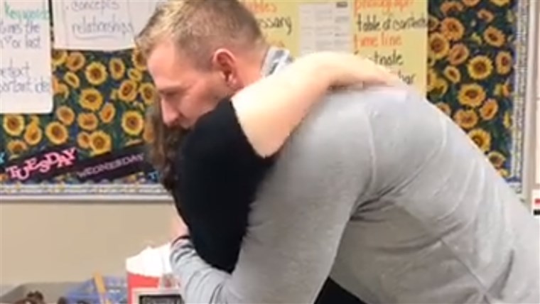 キーフ happily embraced Watt after her surprise classroom visit.