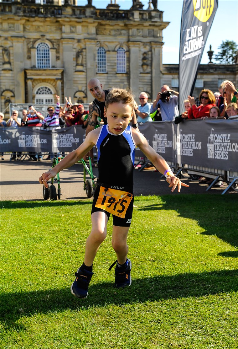 외벽 Matthews, 8-year-old with cerebral palsy finishes a triathalon