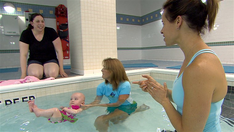 조안 Barnett teaches 7-month-old Emma as her mom looks on. 