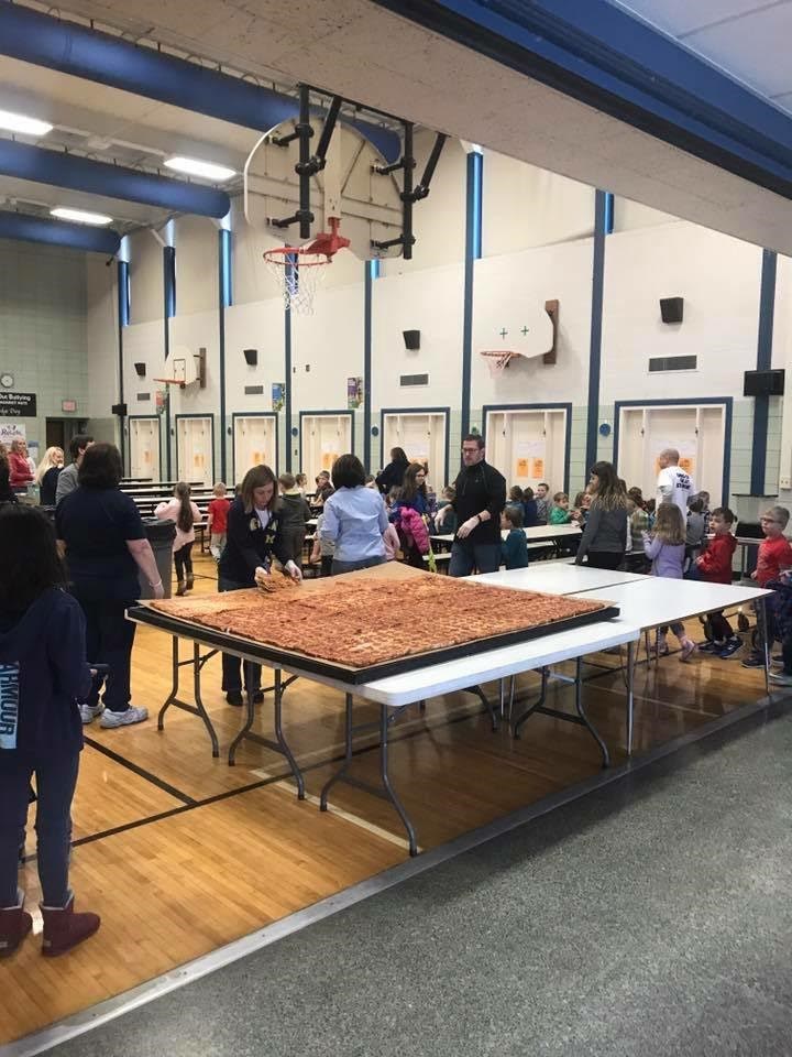 Gigante pizza delivery to Trenton, MI elementary school