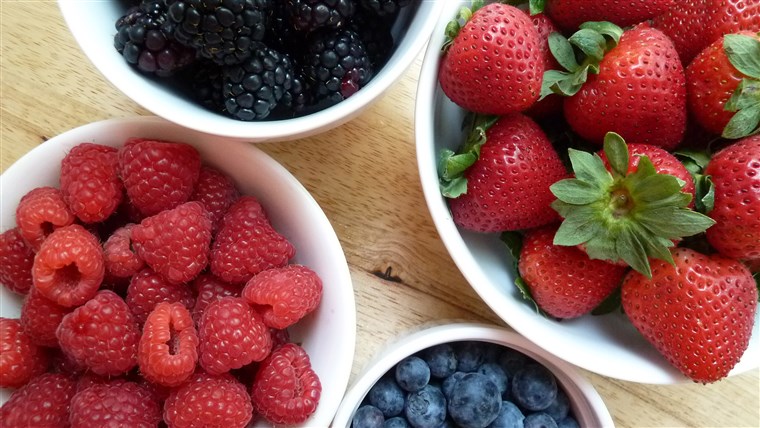 新鮮な berries: strawberries, blueberries, raspberries and blackberries