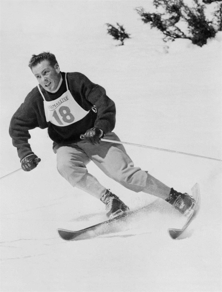 프랑스 국민 skier Jean Vuarnet zooms down a hill in Feb. 1960, at the Winter Olympic Games in Squaw Valley. The courses are still in use for skiers.