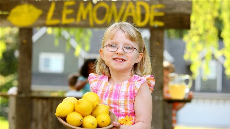소녀 holding bowl of lemons