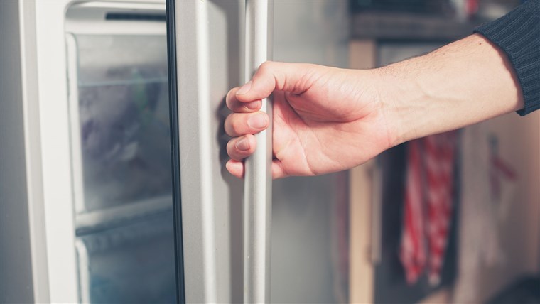 손 opening freezer door