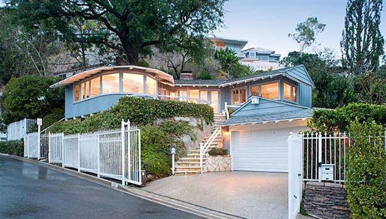 ケリー Osbourne has listed her 1,250-square-foot Hollywood Hills bungalow for $1.349 million.