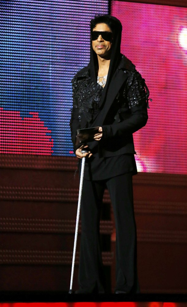 王子's cane was stylish, but also practical.