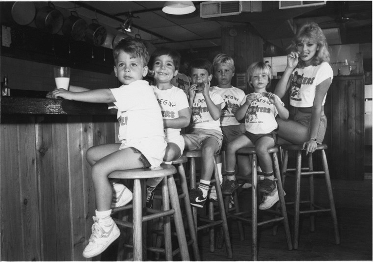 元の Hooters Girl Lynne Austin with some kiddos at the original Hooters of Clearwater, Fla.
