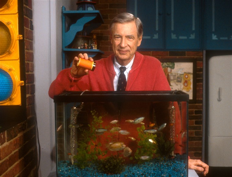 Setelah a 5-year-old blind girl wrote a letter to Rogers asking him to tell her when he fed his fish, Rogers began narrating the feeding of his goldfish in every episode.