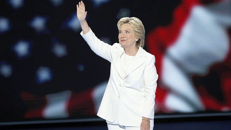 힐러리 Clinton waves as she arrives to accept the nomination on the fourth and final night at the Democratic National Convention in Philadelphia