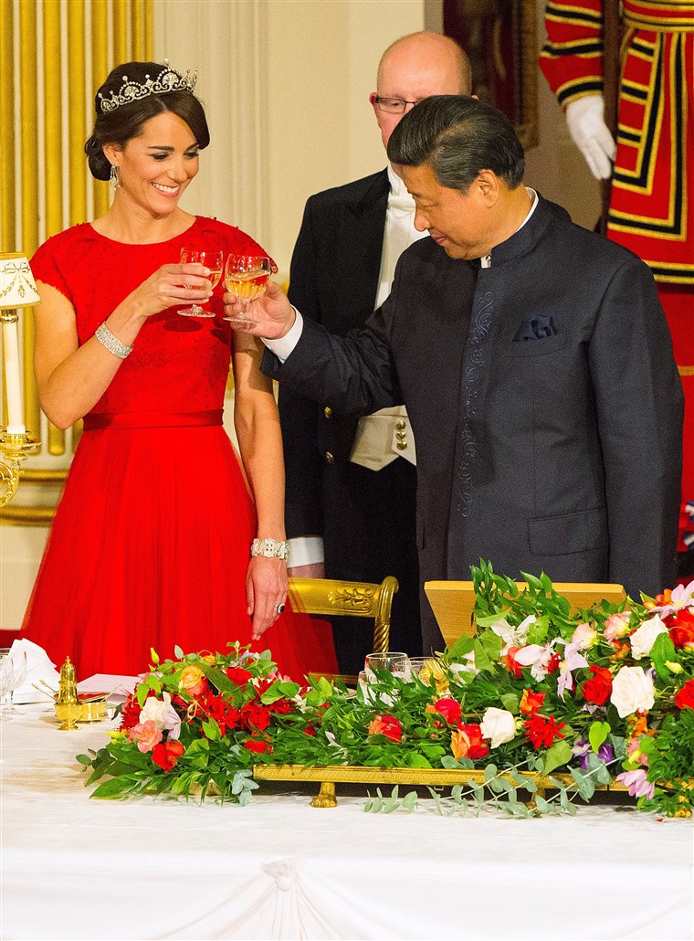 Itu Duchess of Cambridge wore the Lotus flower tiara, borrowed from Queen Elizabeth, to a state banquet at Buckingham Palace in 2015.