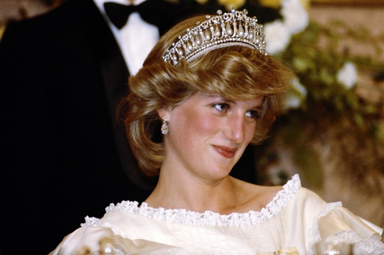 Itu Cambridge Lover’s Knot Tiara, made famous by Princess Diana and also worn by Duchess Kate, contains 19 pearls dangling from diamond arches.