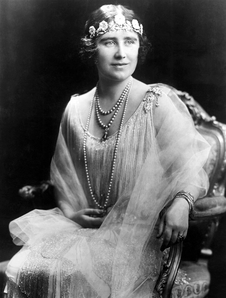 Itu Queen Mother wore the Strathmore Rose tiara low around forehead in true ‘20s flapper style.