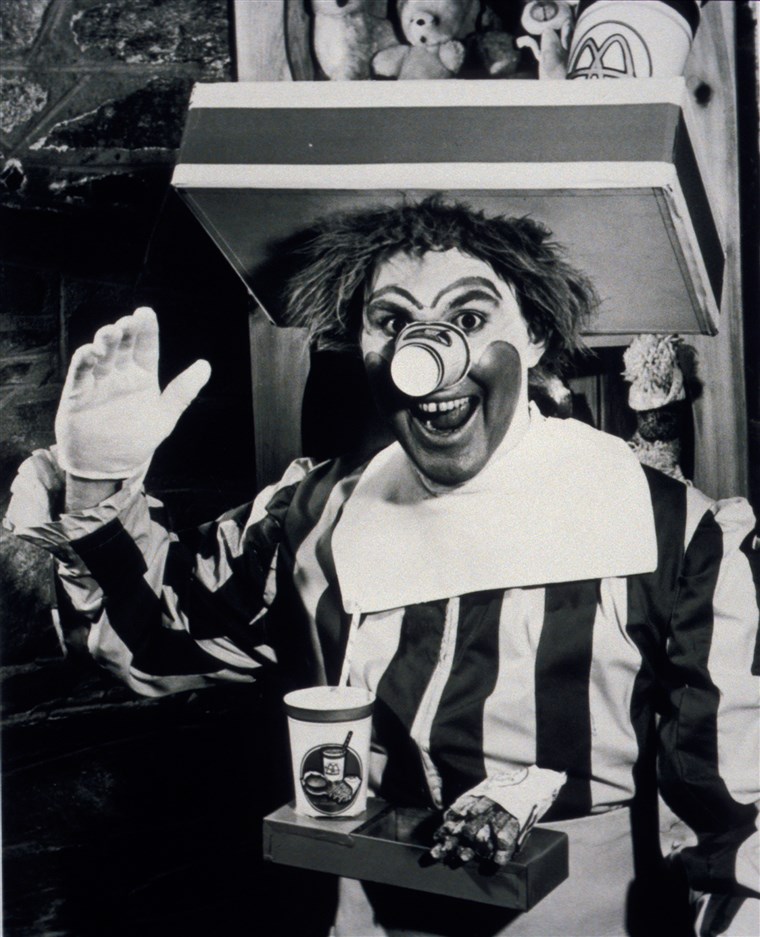 윌러드 Scott poses as the first Ronald McDonald.