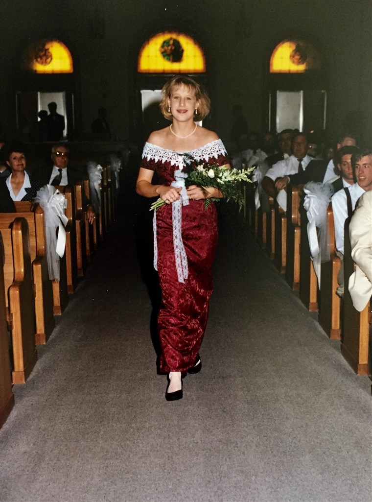하이디 Mann wearing the Jessica McClintock pattern design down the aisle in 1995.