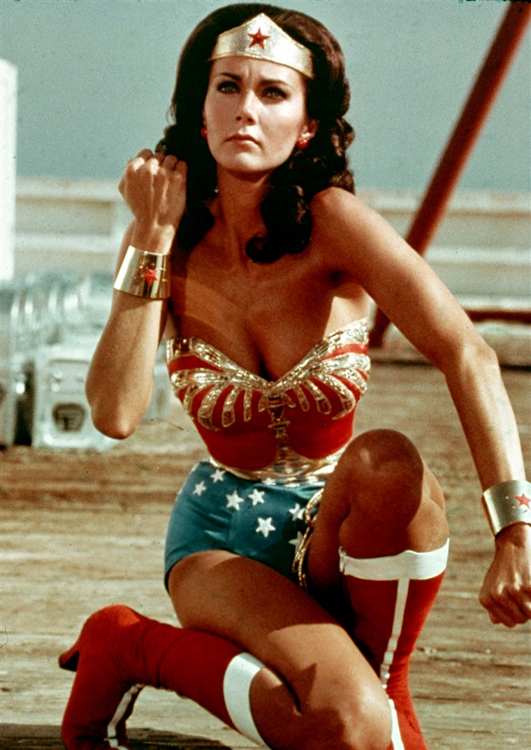 Wonder Woman Lynda Carterがsupergirl Melissa Benoistを叙事詩の写真で満たしています