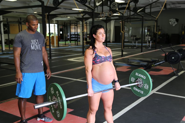 Incinta And Pumping Iron: Fitness Instructor Deadlifts 205lbs