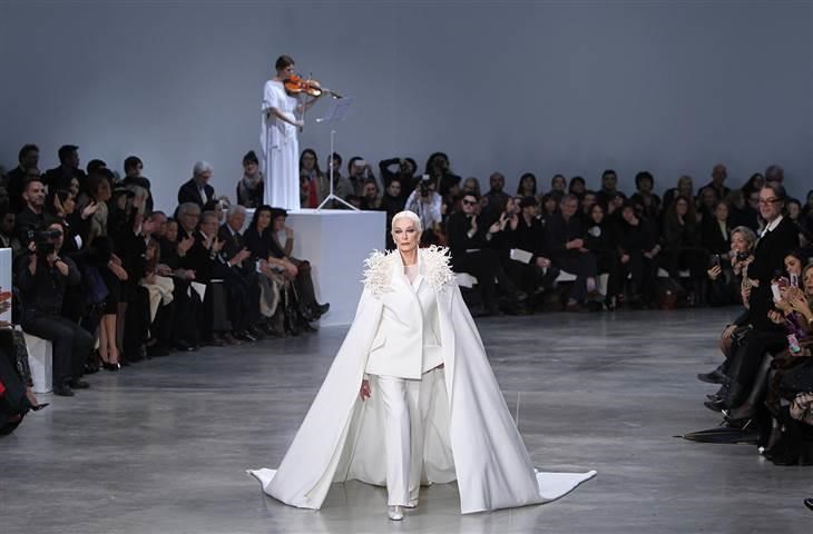 카르멘 Dell'Orefice walks the runway for designer Stephane Rolland during the Haute Couture Spring-Summer 2013 collection shows in Paris.