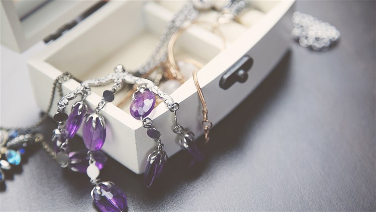 Kalung, bracelet and Boxes