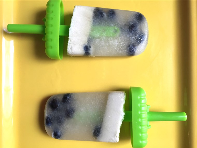 슈퍼 푸드 popsicles: blueberry, chamomile and mint yogurt ice pops