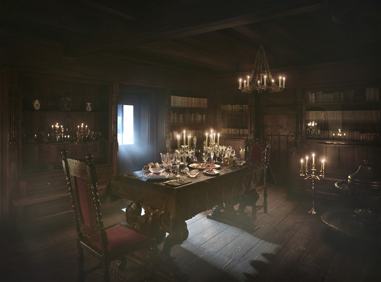 ドラキュラ's castle dining room