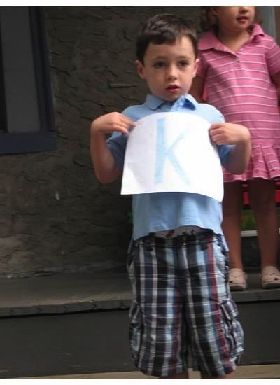 소년 holding a K sign