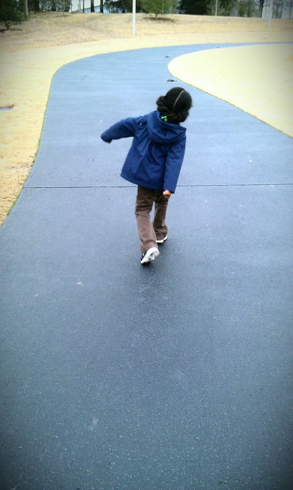 소녀 walking off to kindergarten by herself