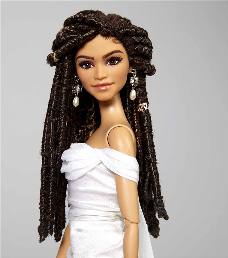 젠다 야 Barbie looks just like Zendaya did at the Oscars in 2015 with dreadlocks